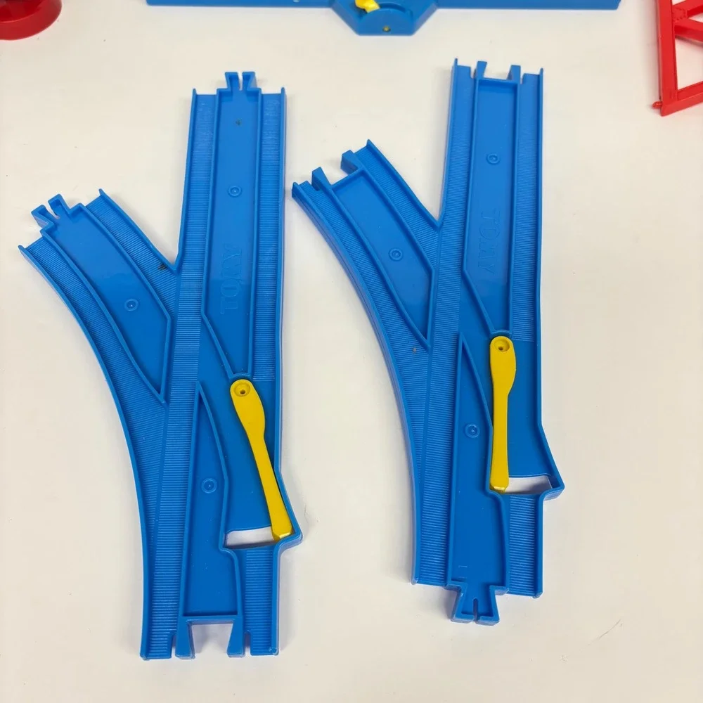Tomy Thomas & Friends Plarail Blue Track Lot and Train Station Vintage 2002